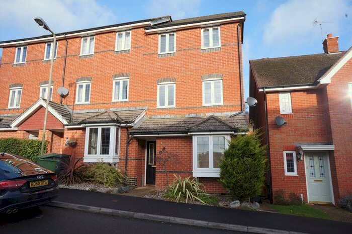 4 Bedroom Town House To Rent In Alton, GU34