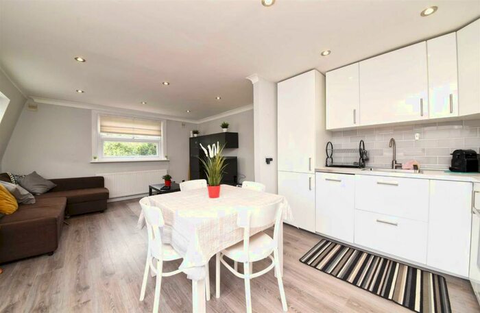 2 Bedroom Flat To Rent In Sunny Gardens Road, Hendon, NW4