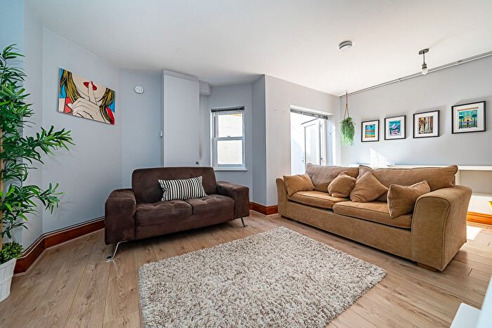 2 Bedroom Flat For Sale In Gordon Road, Ealing, W5