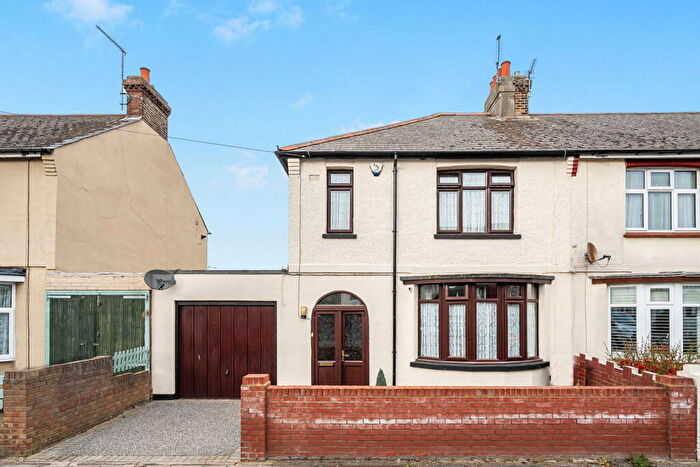 3 Bedroom End Of Terrace House For Sale In Extended Family Home Over Sq Ft - Garage & Driveway, ME7