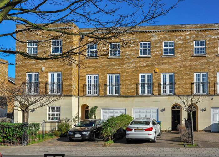 4 Bedroom Town House For Sale In Chadwick Place, Surbiton, Surrey, KT6