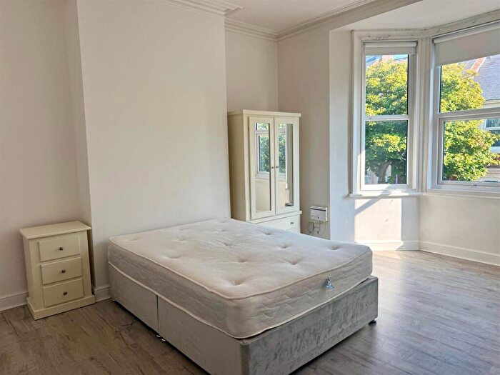 3 Bedroom Apartment To Rent In Amble Grove, Sandyford, NE2