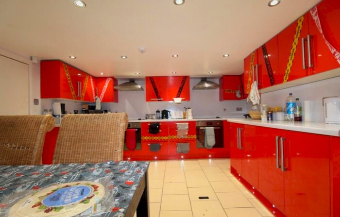 10 Bedroom House To Rent In Kirkstall Lane, Leeds, West Yorkshire, LS6