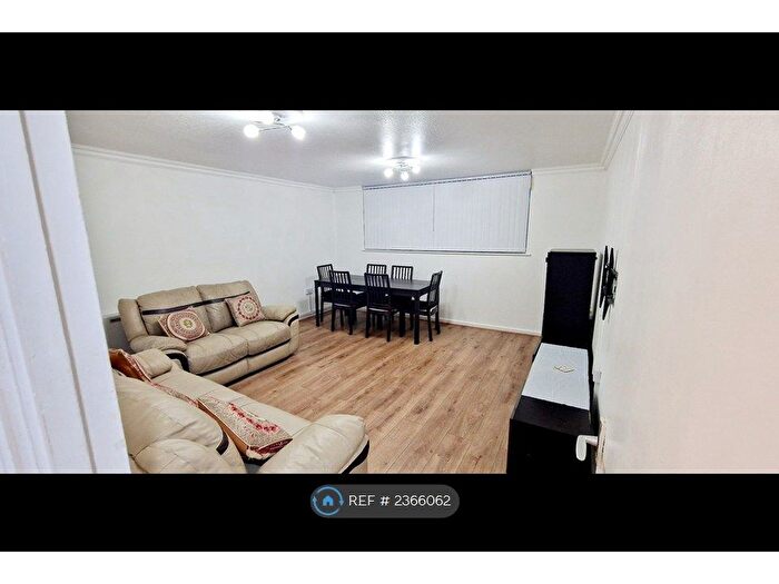 2 Bedroom Flat To Rent In Oatland Court, Leeds, LS7