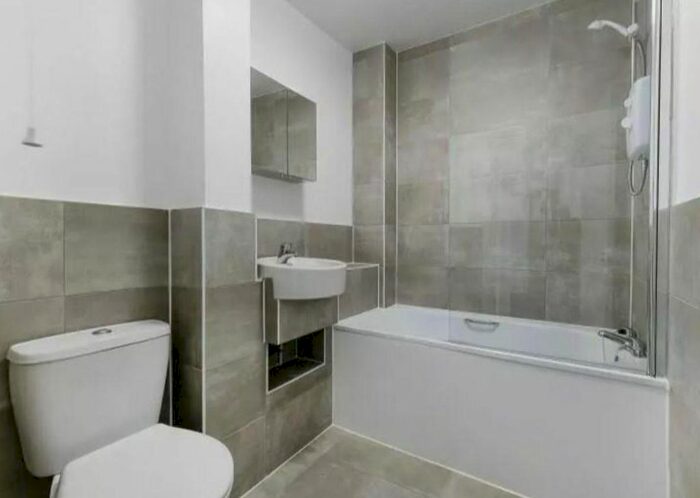 Studio To Rent In Kilburn High Road, London, NW6