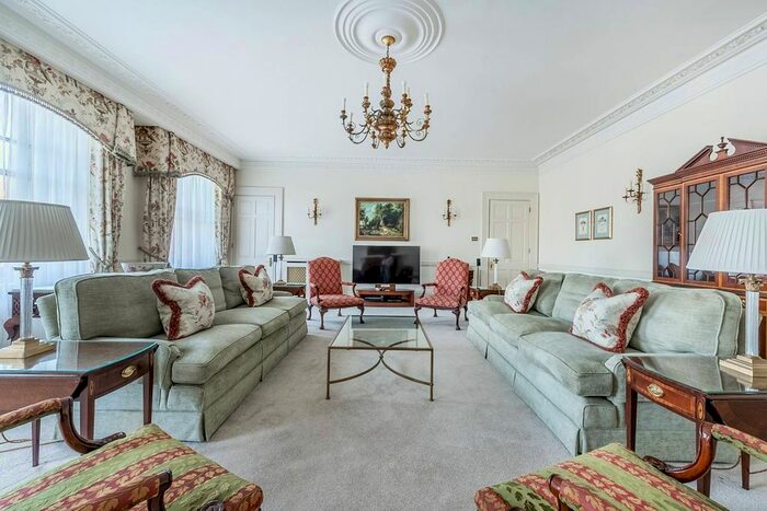 3 Bedroom Flat To Rent In Hyde Park Gate, Kensington, London, SW7
