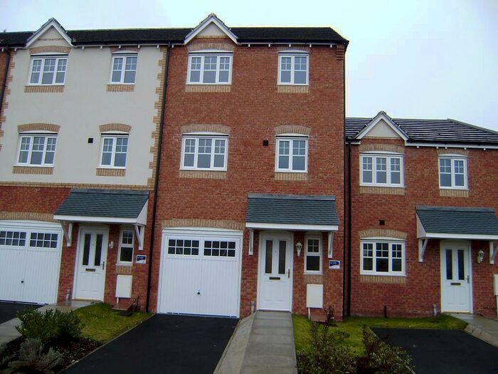 4 Bedroom Town House To Rent In Hainsworth Park, Hull, HU6