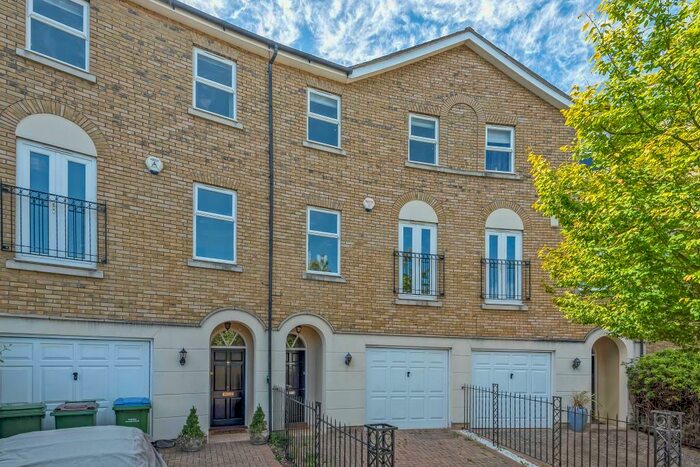 4 Bedroom Town House To Rent In Surbiton, Surrey, KT6