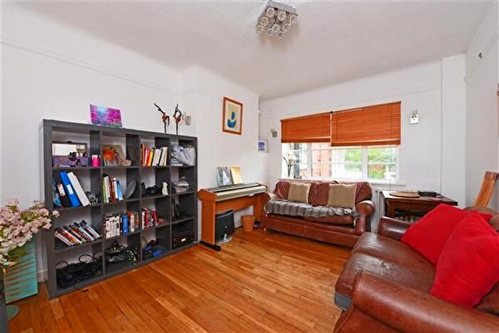 2 Bedroom Flat To Rent In Emerson Court, Wimbledon, SW19
