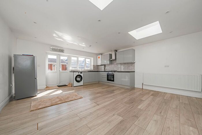 4 Bedroom Terraced House To Rent In Ascot Gardens, Southall, UB1