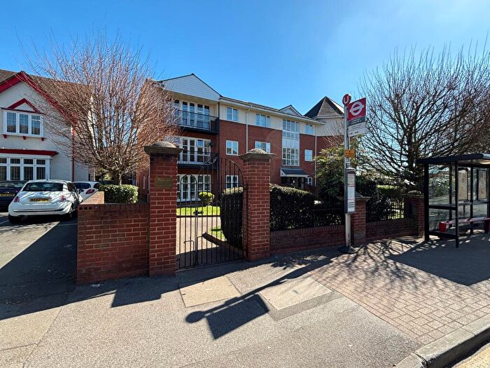 2 Bedroom Flat To Rent In Deyncourt Gardens, Upminster, RM14
