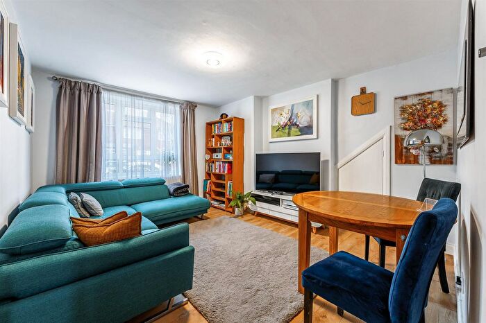 2 Bedroom Flat For Sale In Canada Road, London, W3