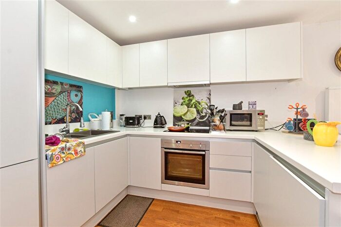 2 Bedroom Flat For Sale In Chart Way, Horsham, West Sussex, RH12