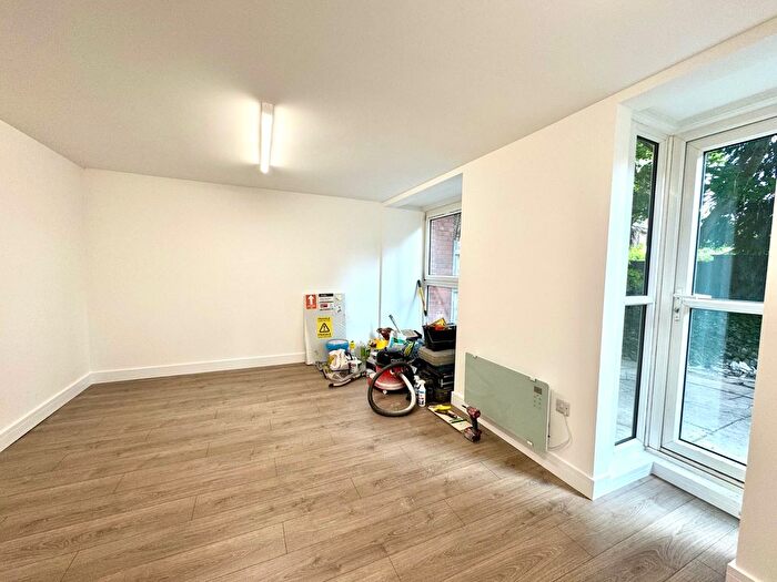 3 Bedroom Maisonette To Rent In Crayford Road, London, N7