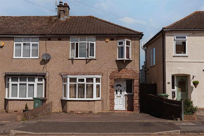 3 Bedroom End Of Terrace House For Sale In Prince Albert Square, Redhill, RH1