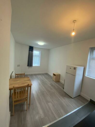Studio To Rent In Gloucester Road, London, N17