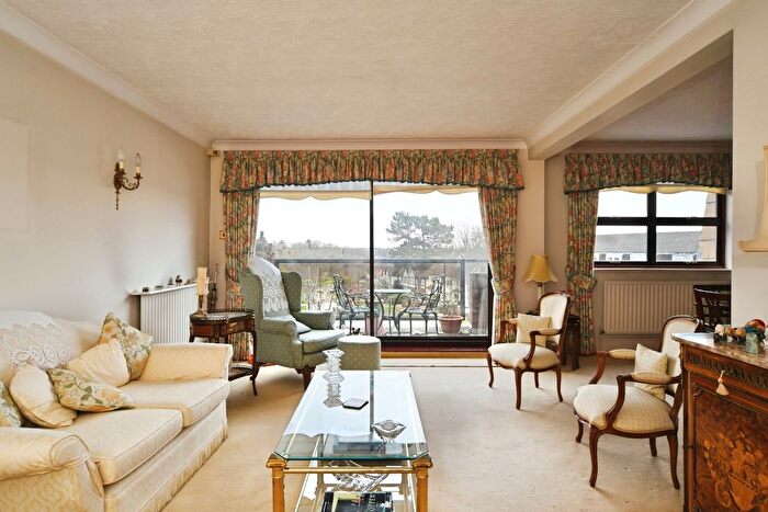 3 Bedroom Flat For Sale In Houndsden Road, Winchmore Hill, London, N21