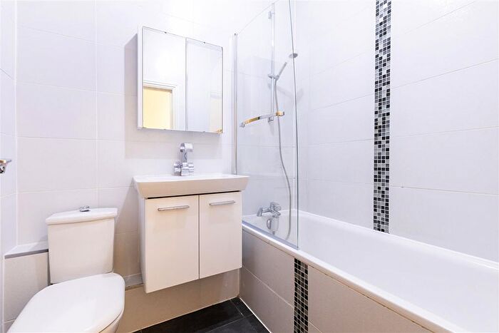 2 Bedroom Flat To Rent In Camden High Street, London, NW1
