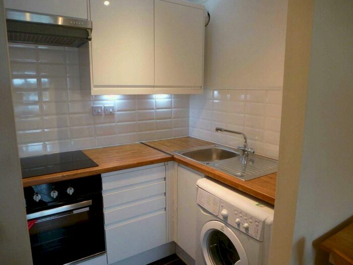 1 Bedroom Flat To Rent In Ronita Court, Grange Avenue, RG6