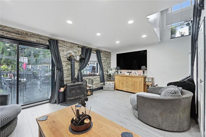 4 Bedroom Semi Detached House For Sale In Queens Road, Basildon, SS15