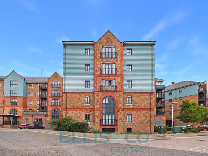 2 Bedroom Flat For Sale In Waterway House, Medway Wharf Road, Tonbridge, Kent, TN9
