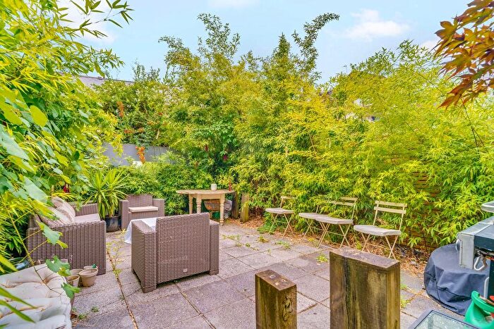 2 Bedroom Flat For Sale In Cornwall Crescent, London, W11