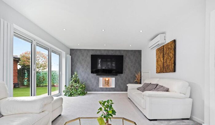 4 Bedroom Detached House To Rent In The Elkins, Romford, RM1