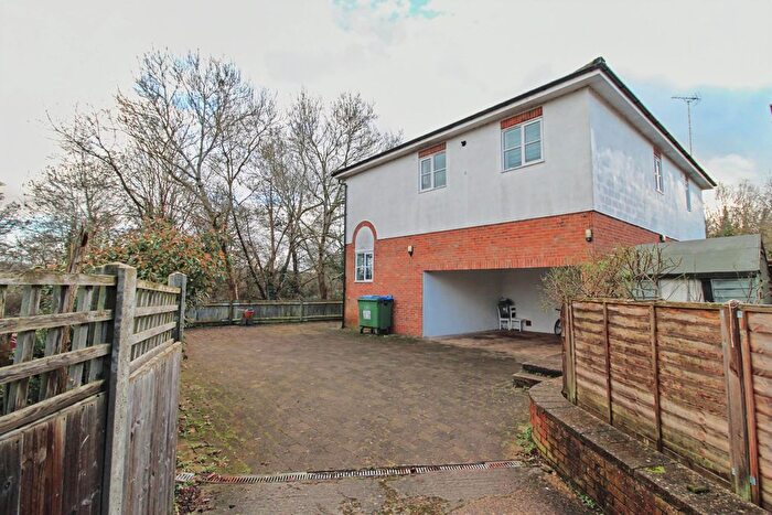 1 Bedroom Flat For Sale In Brittain Road, Hersham Village, KT12