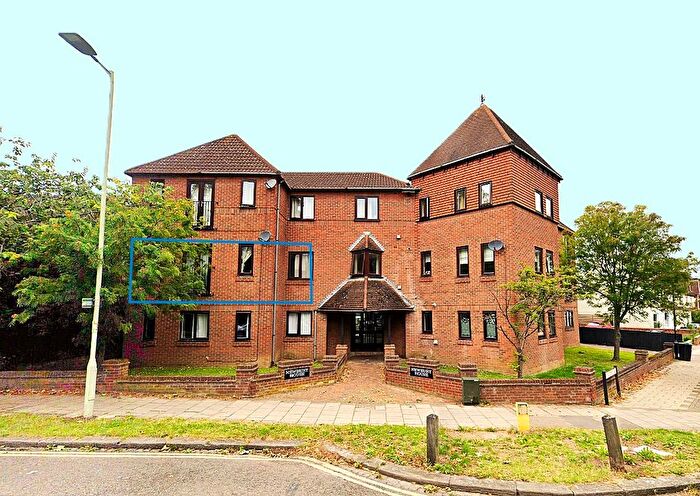 2 Bedroom Flat To Rent In Kimbolton Road, Bedford, MK40