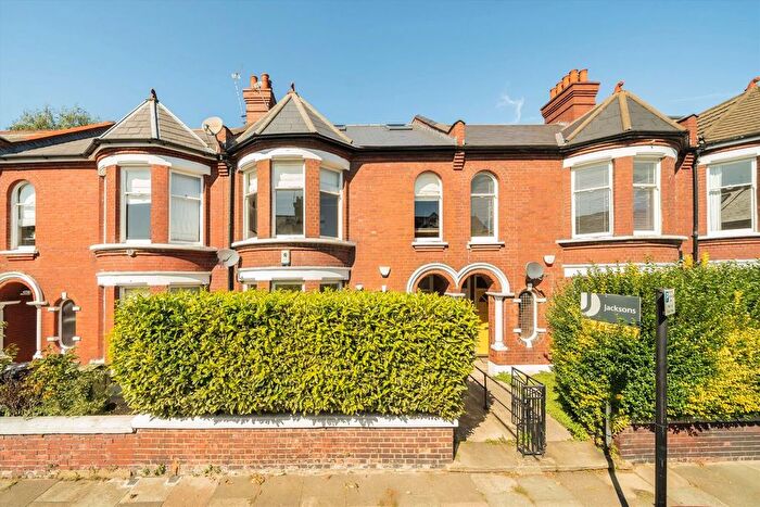 3 Bedroom Maisonette For Sale In Burnbury Road, Balham, SW12