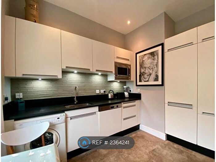 3 Bedroom Flat To Rent In St. Stephen Street, Edinburgh, EH3