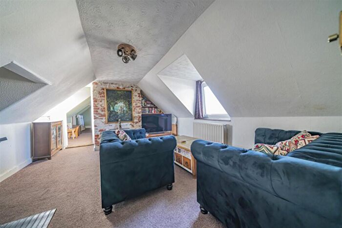 2 Bedroom Apartment For Sale In Chickerell Road, Weymouth, DT4