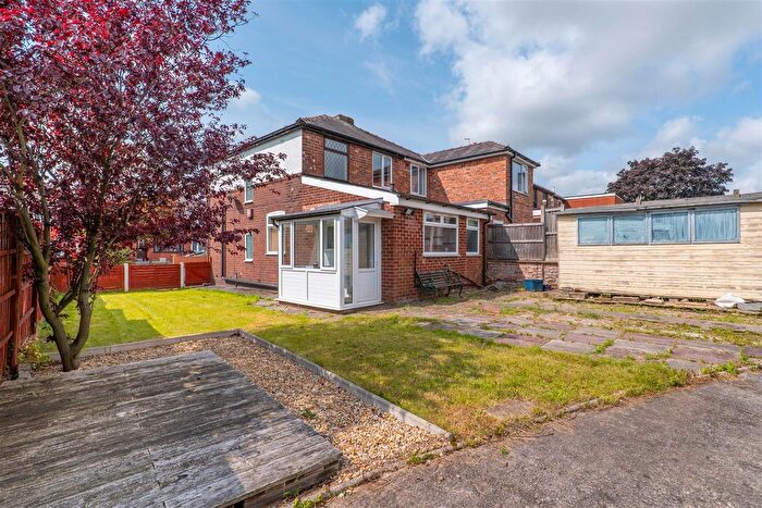 3 Bedroom Semi-detached House For Sale In Leadale Road, Leyland, PR25