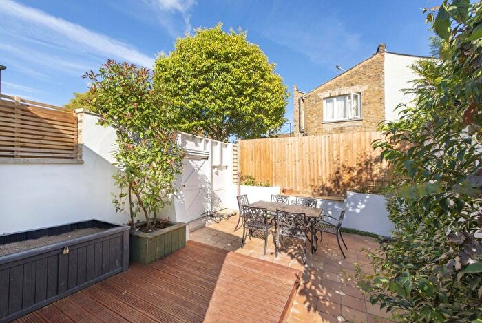3 Bedroom Apartment For Sale In Thorpedale Road, Hornsey, N4