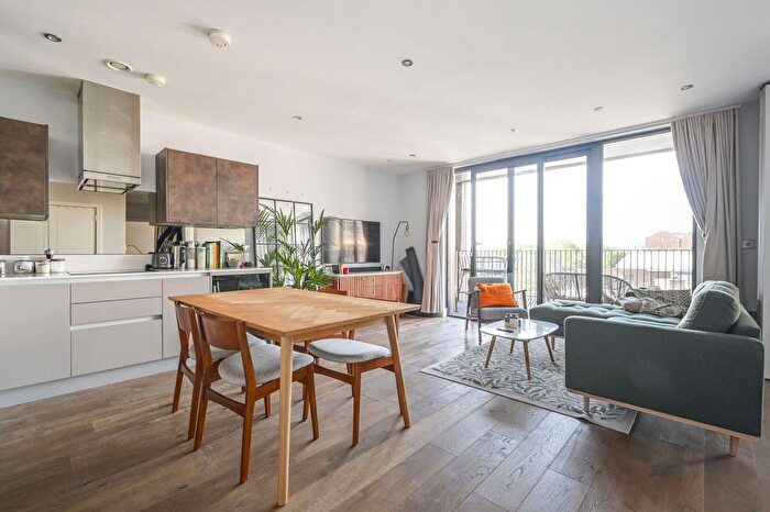 2 Bedroom Flat To Rent In Roach Road, Bow, London, E3