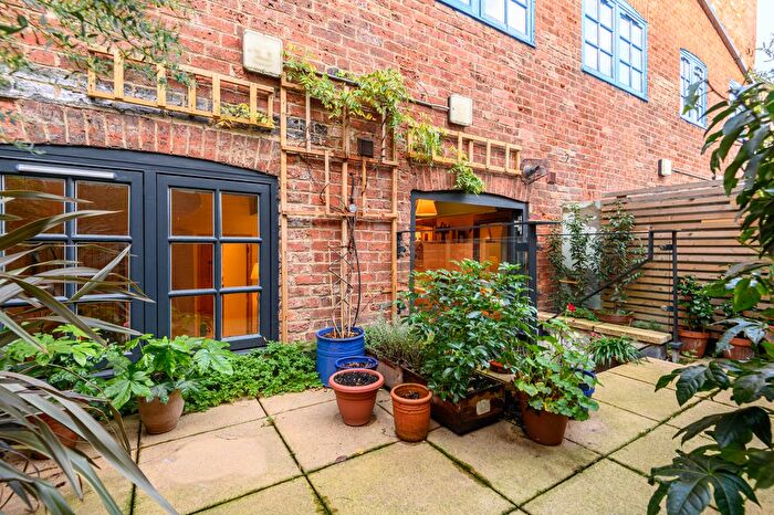 1 Bedroom Flat For Sale In Simpsons Fold East, Dock Street, LS10