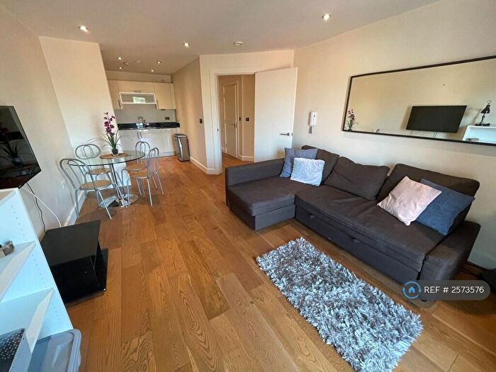 1 Bedroom Flat To Rent In The Chandlers, Leeds, LS2