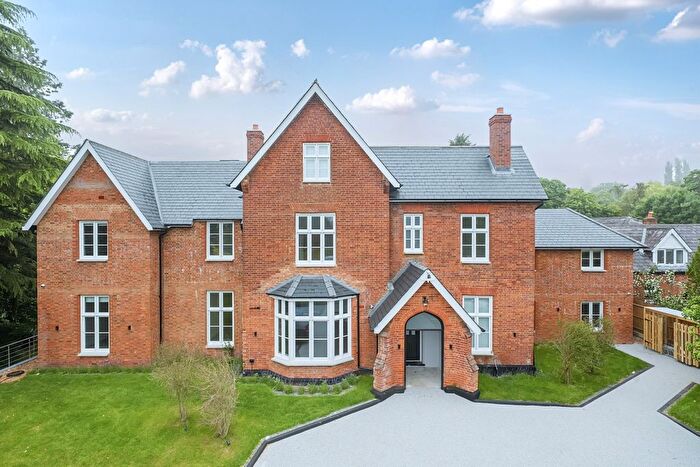 2 Bedroom Flat To Rent In Wray Park Road, Reigate, RH2