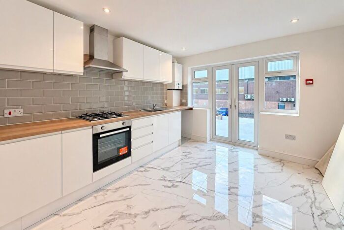 3 Bedroom Flat To Rent In Gambole Road, London, SW17