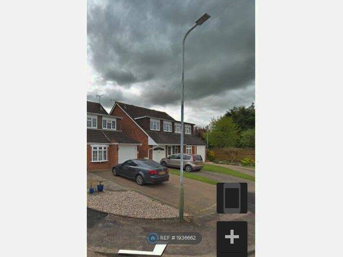 5 Bedroom Semi-Detached House To Rent In The Cobbles, Upminster, RM14