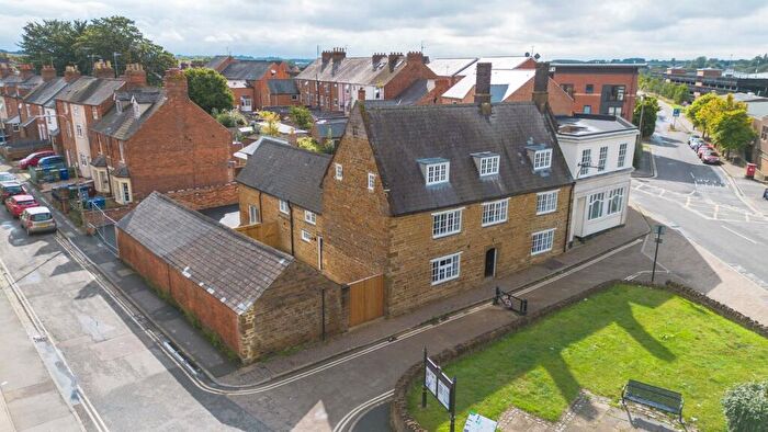 4 Bedroom End Of Terrace House For Sale In Causeway, Banbury, OX16
