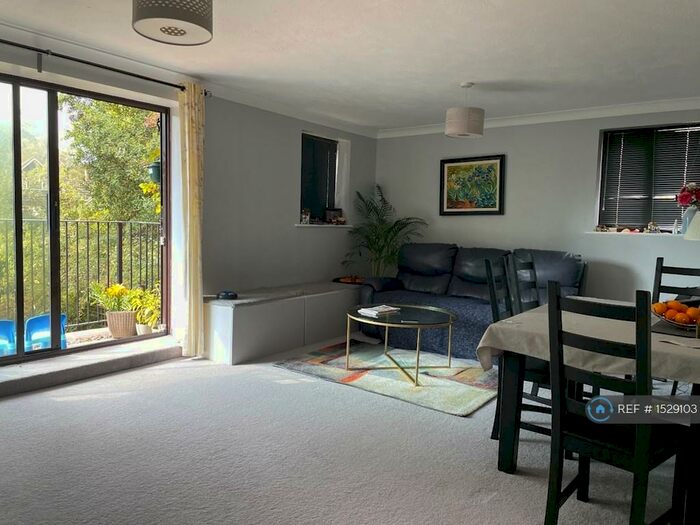 2 Bedroom Flat To Rent In Linnet Court, Croydon, CR0