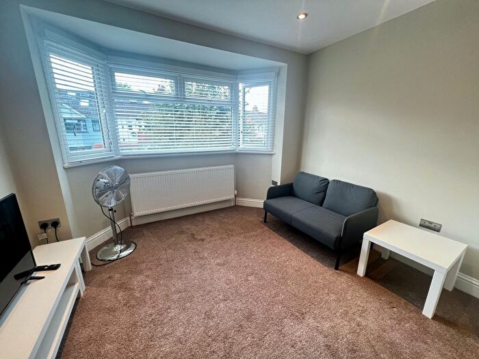 1 Bedroom Flat To Rent In Tennyson Avenue, New Malden, KT3