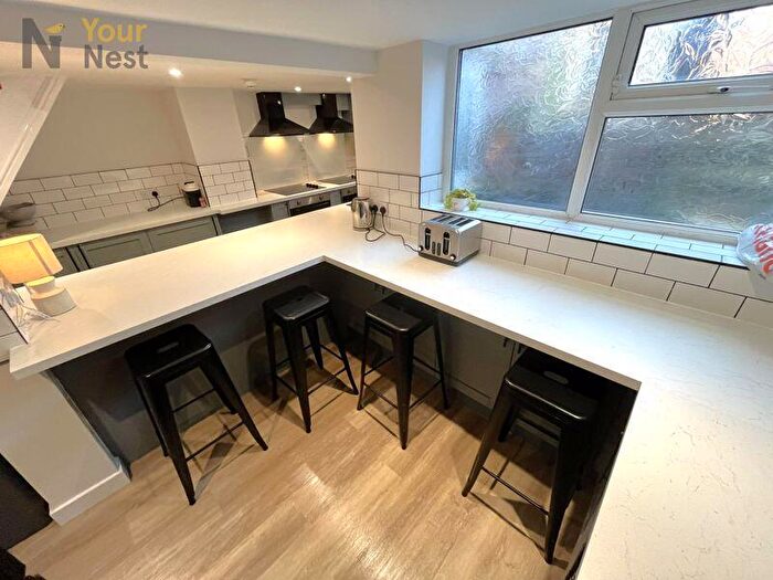 6 Bedroom Terraced House To Rent In Headingley Mount, Headingley, LS6