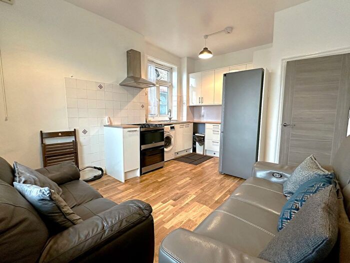 2 Bedroom Flat To Rent In Green Lanes, London, N13