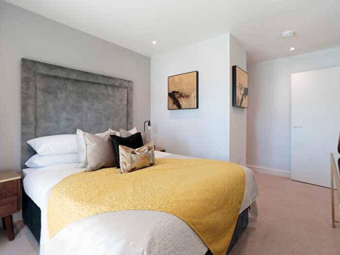 3 Bedroom Flat For Sale In Mullins Place, London, SW4