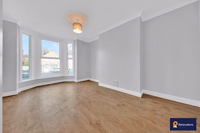 1 Bedroom Flat To Rent In Crescent Road, Plaistow, E13