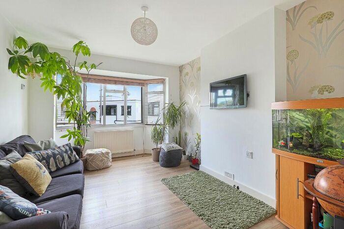 2 Bedroom Flat To Rent In York Crescent, Loughton, Essex, IG10