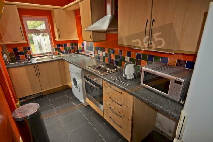 5 Bedroom Semi-Detached House To Rent In **&#pppw Excluding** Queens Road East, Beeston, NG9