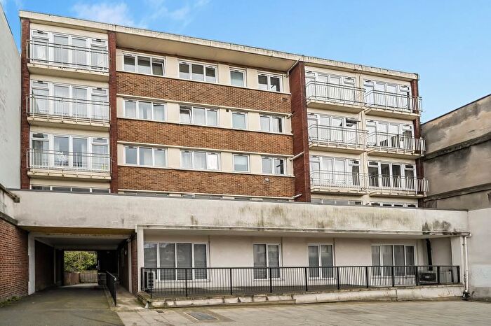 2 Bedroom Maisonette For Sale In Regents Park Road, Finchley, N3